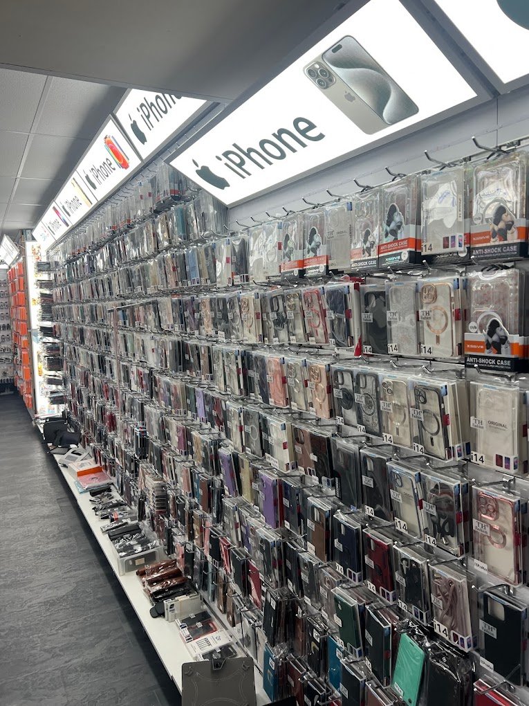 Close-up van de iPhone hoesjes-wand — honderden modellen op voorraad
