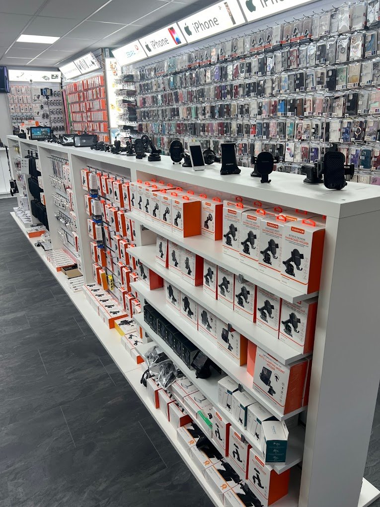 Interieur Phone Store Valkenburg met wand vol telefoonhoesjes en auto-houders